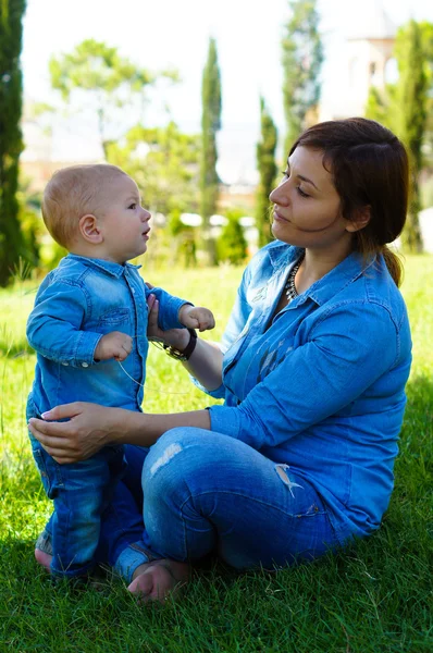 Pequeno menino com sua mãe — Fotografia de Stock