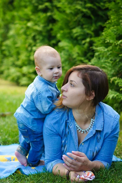 Pequeño niño con su mamá — Foto de Stock