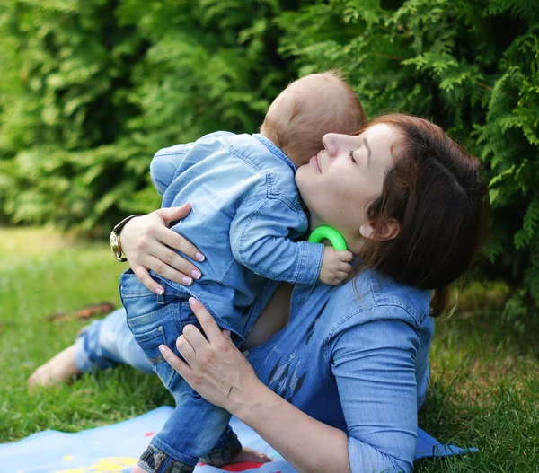 Mały chłopiec dziecko ze swoją mamą — Zdjęcie stockowe