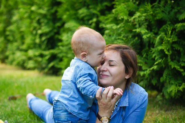 Mały chłopiec dziecko ze swoją mamą — Zdjęcie stockowe