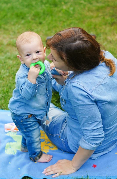 Liten pojke med sin mamma — Stockfoto