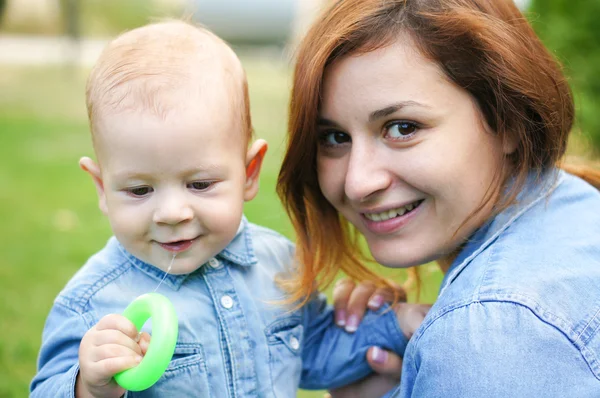 Baby boy and his mother — Stock Photo, Image