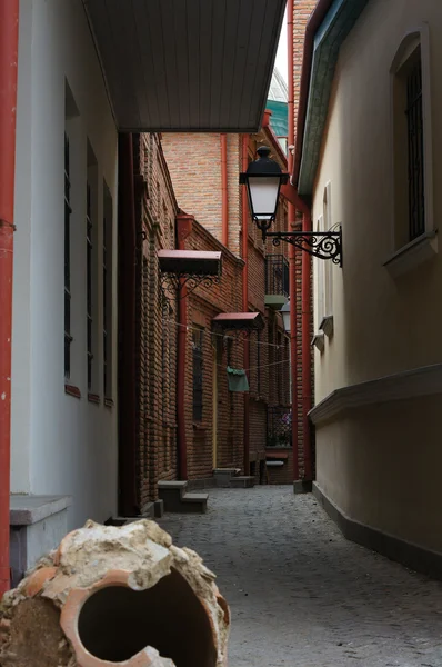 Uitzicht op de traditionele smalle straatjes van het oude Tbilisi — Stockfoto