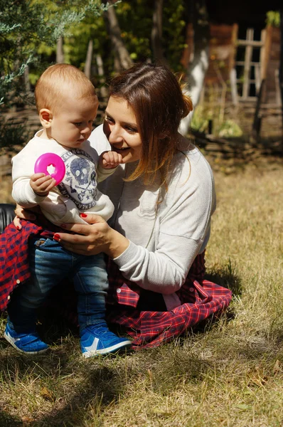 Feliz madre e hijo —  Fotos de Stock