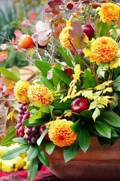 Autumn flowers and fruits — Stock Photo, Image