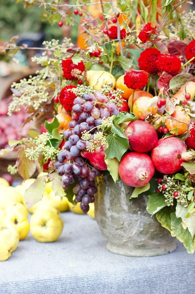 Autumn flowers and fruits — Stock Photo, Image
