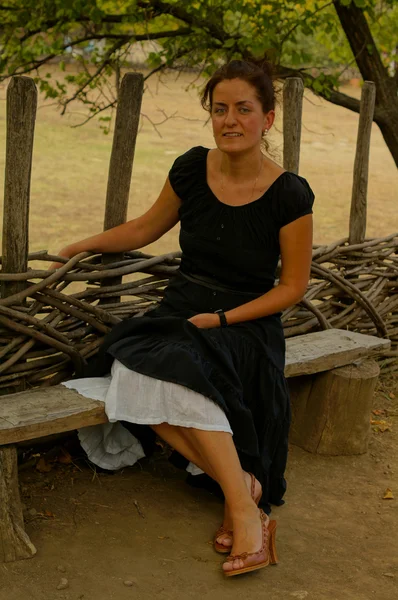 Mujer en un jardín — Foto de Stock