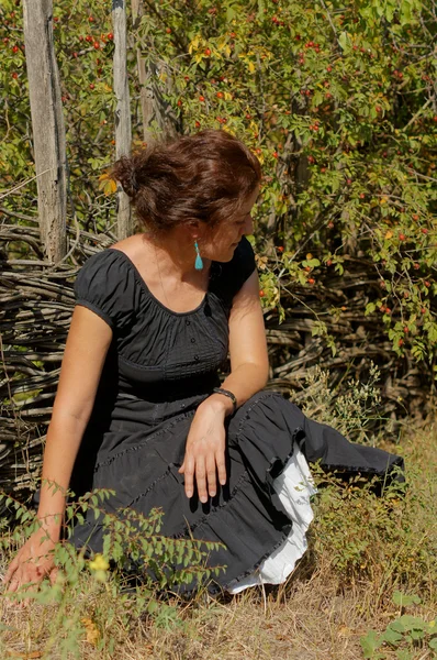 Vrouw in een herfst tuin — Stockfoto