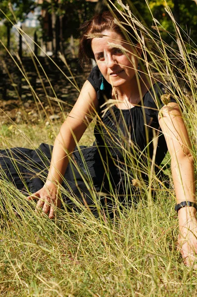 Donna in un giardino autunnale — Foto Stock