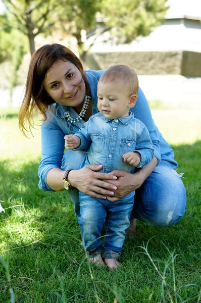 Pequeño niño con su mamá — Foto de Stock