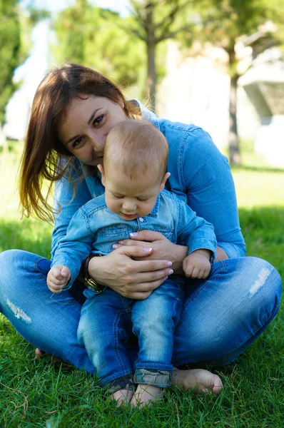 Liten pojke med sin mamma — Stockfoto