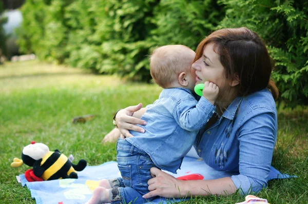 Pequeño niño con su mamá — Foto de Stock