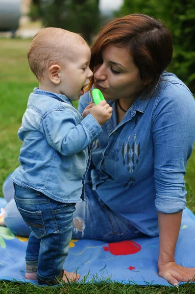 Pequeno menino com sua mãe — Fotografia de Stock