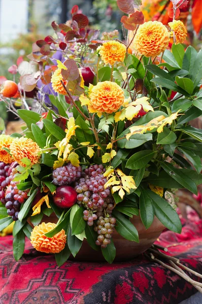 Autumn flowers and fruits — Stock Photo, Image