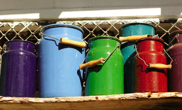 Latas de riego de color — Foto de Stock