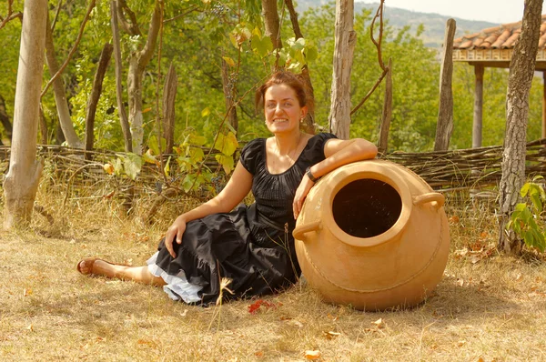 Frau in einem herbstlichen Garten — Stockfoto