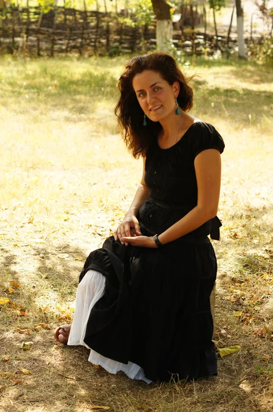 Mujer en un jardín — Foto de Stock