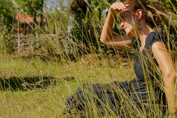 Mujer en un jardín de otoño — Foto de Stock