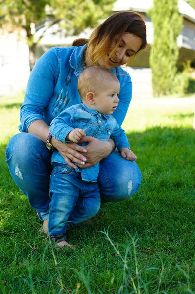 Pequeno menino com sua mãe — Fotografia de Stock