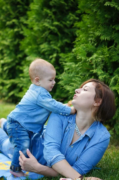 Liten pojke med sin mamma — Stockfoto