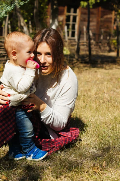 Felice madre e figlio — Foto Stock