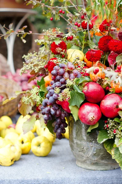 Autumn flowers and fruits — Stock Photo, Image