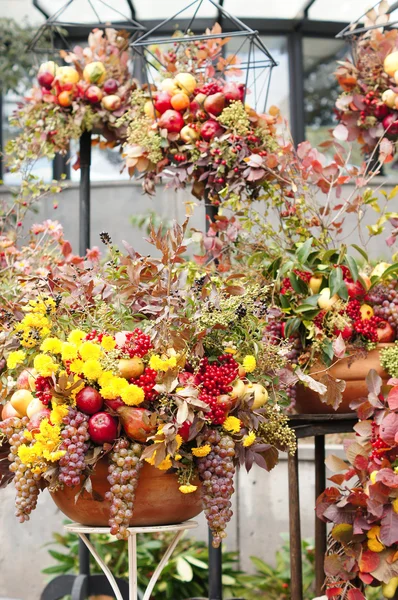 Autumn flowers and fruits — Stock Photo, Image