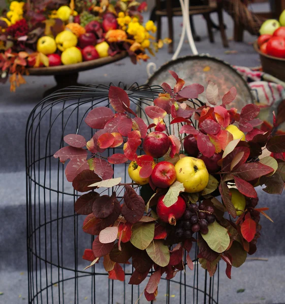 Autumn flowers and fruits — Stock Photo, Image