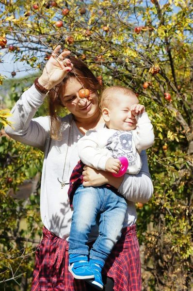 Mãe e filho felizes — Fotografia de Stock