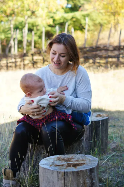 Mãe e filho felizes — Fotografia de Stock