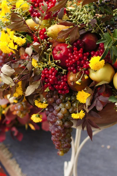 Autumn flowers and fruits — Stock Photo, Image