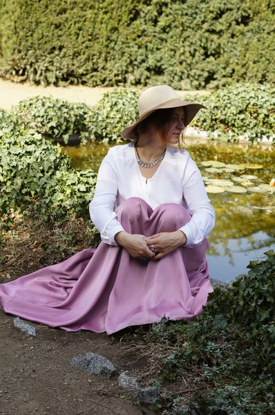 Žena u rybníka s liliemi — Stock fotografie