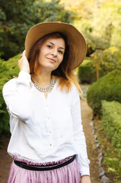 Ritratto donna con cappello di paglia — Foto Stock