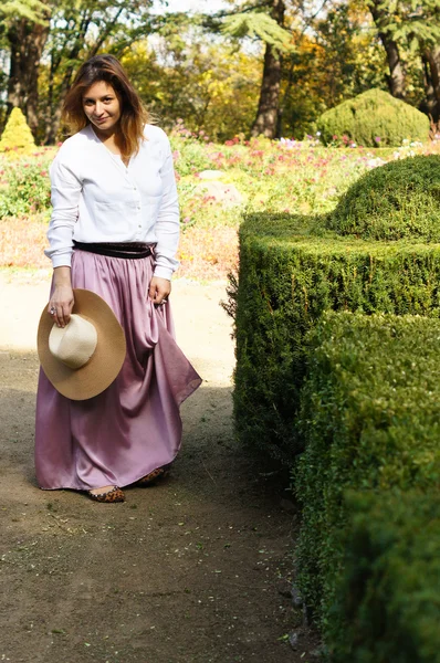 Jonge vrouw wandelen in het park — Stockfoto