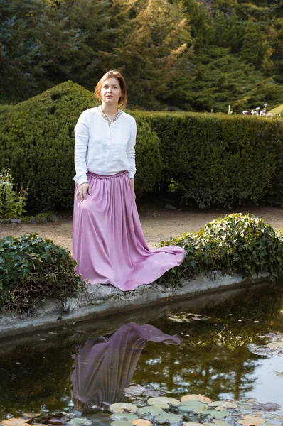 Mulher em um lago com lírios — Fotografia de Stock