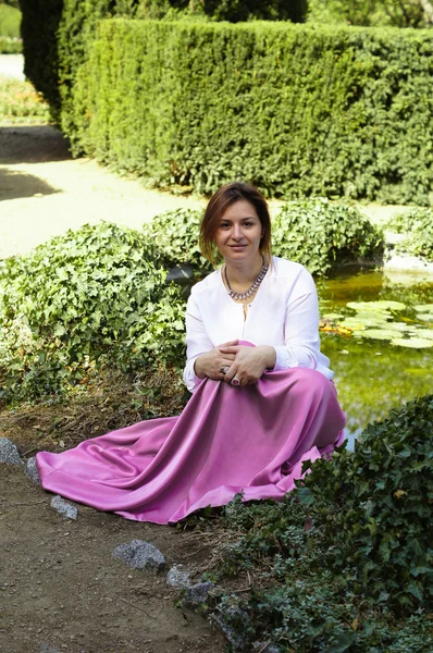 Frau am Teich mit Lilien — Stockfoto