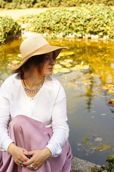 Frau am Teich mit Lilien — Stockfoto