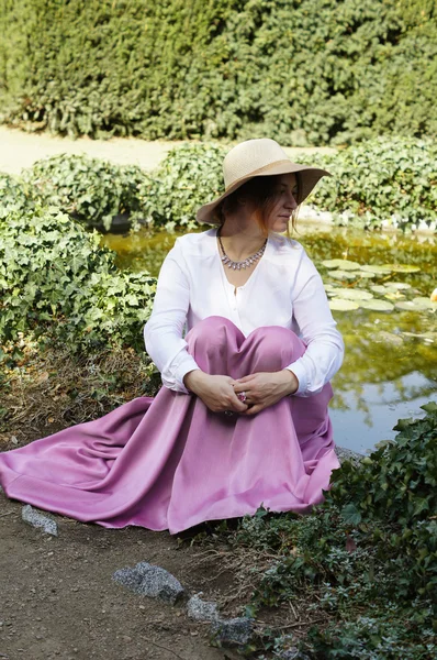 Frau am Teich mit Lilien — Stockfoto