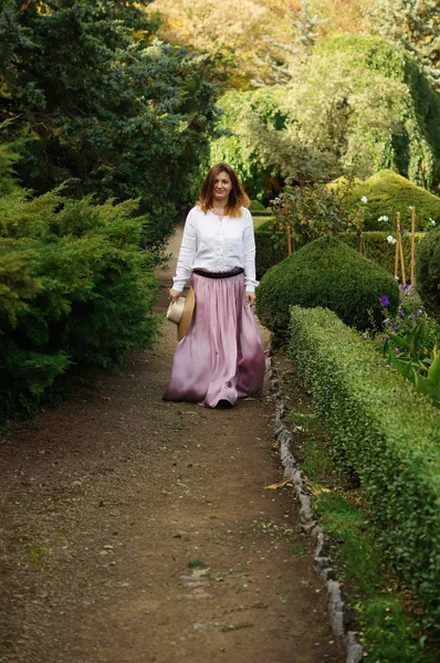 Mujer joven caminando en el parque —  Fotos de Stock