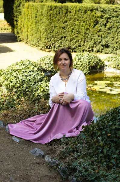 Frau am Teich mit Lilien — Stockfoto