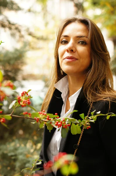 Portret van vrouw buiten — Stockfoto