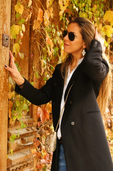 Portrait of woman outdoor — Stock Photo, Image