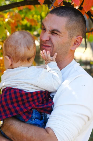 그의 아기와 함께 행복 한 아버지 — 스톡 사진