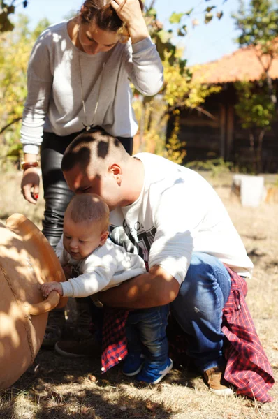 Família feliz ao ar livre — Fotografia de Stock