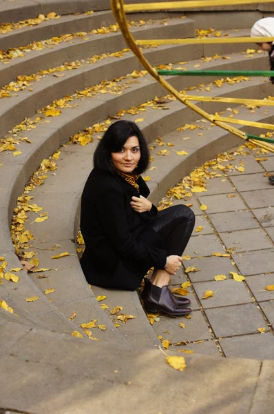 Belle femme dans le parc automnal — Photo