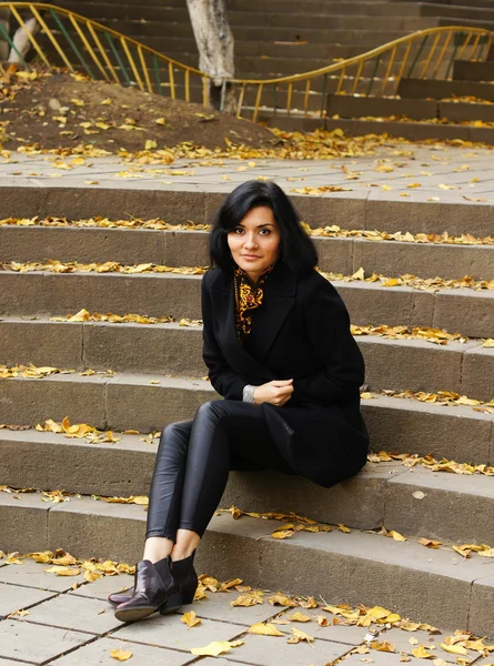 Beautiful woman in autumnal park — Stock Photo, Image