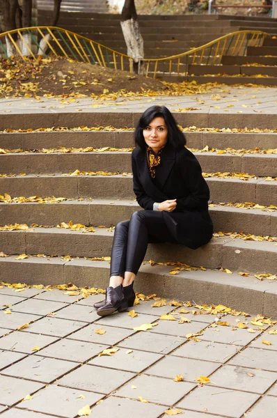 Schöne Frau im herbstlichen Park — Stockfoto