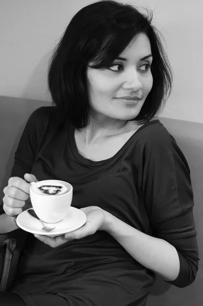 Frau und Kaffee — Stockfoto