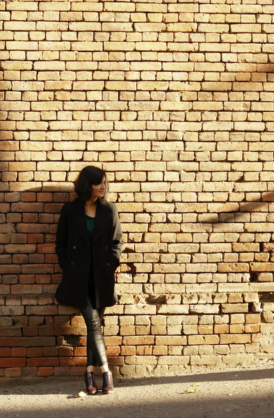 Bella donna e muro di mattoni — Foto Stock