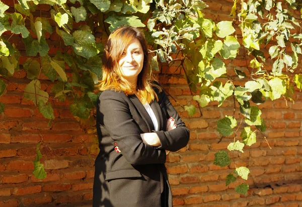 Hermosa mujer al aire libre — Foto de Stock